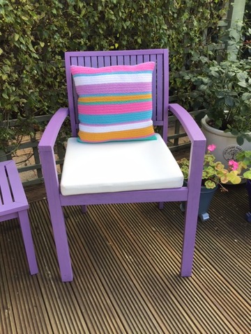 Roz has crocheted this very pretty cushion for her garden chairs
